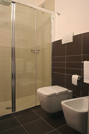 Articles de toilette gratuits, sèche-cheveux, chaussons, bidet