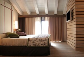Junior Suite | Minibar, in-room safe, desk, blackout drapes