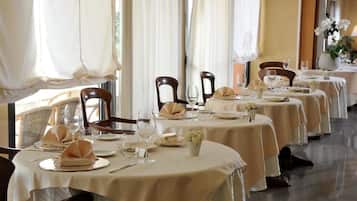 Desayuno buffet (EUR 10 por persona)
