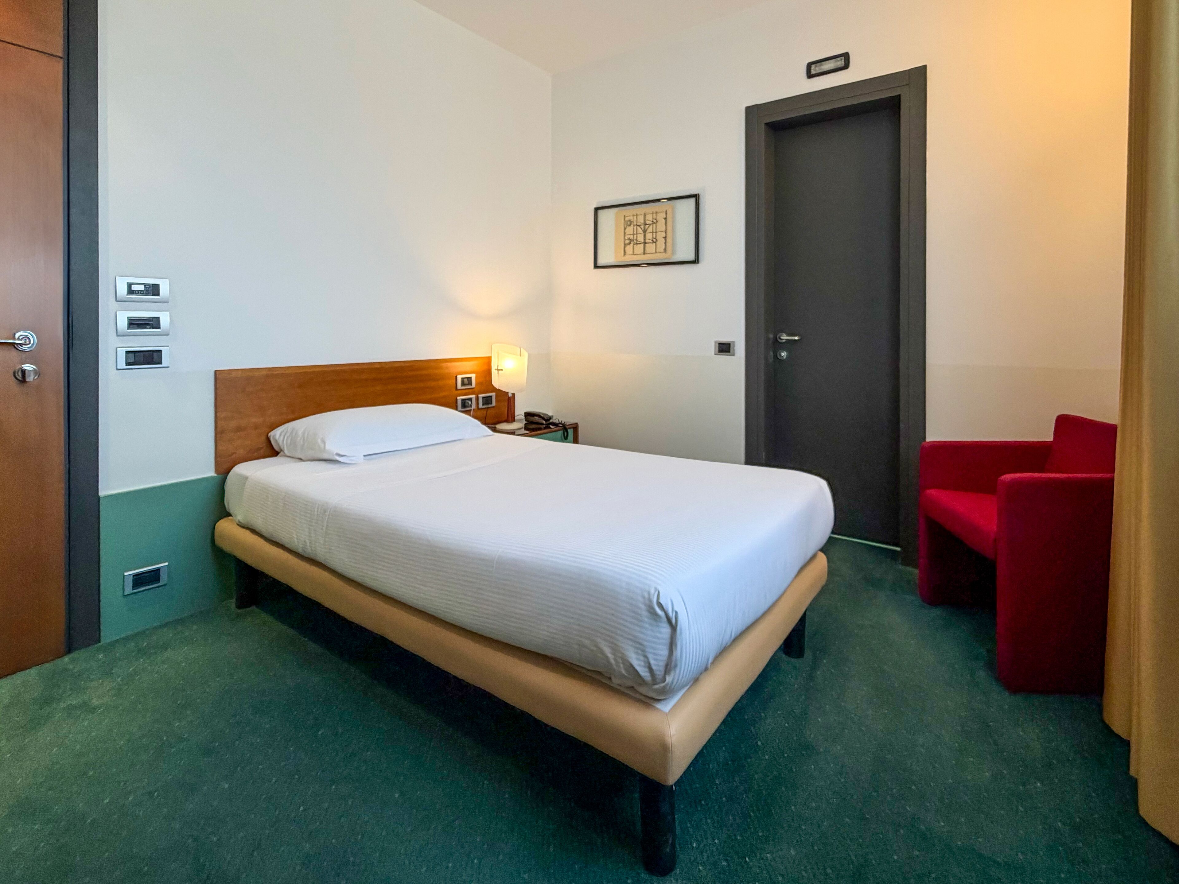 Single Room | 4 bedrooms, minibar, in-room safe, desk