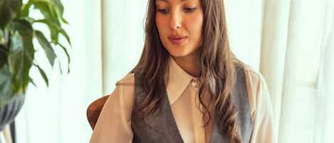 Se sirven desayunos y almuerzos; cocina italiana; con vista al jardín