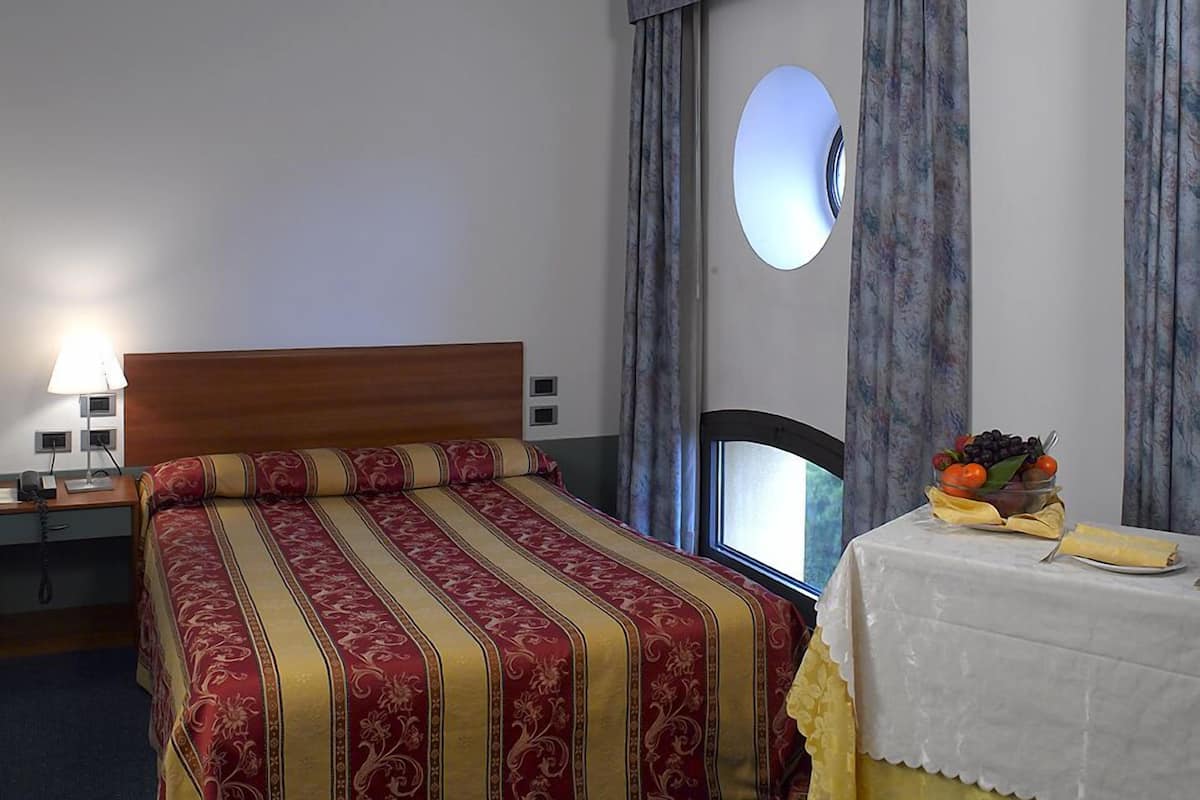 4 bedrooms, minibar, in-room safe, desk