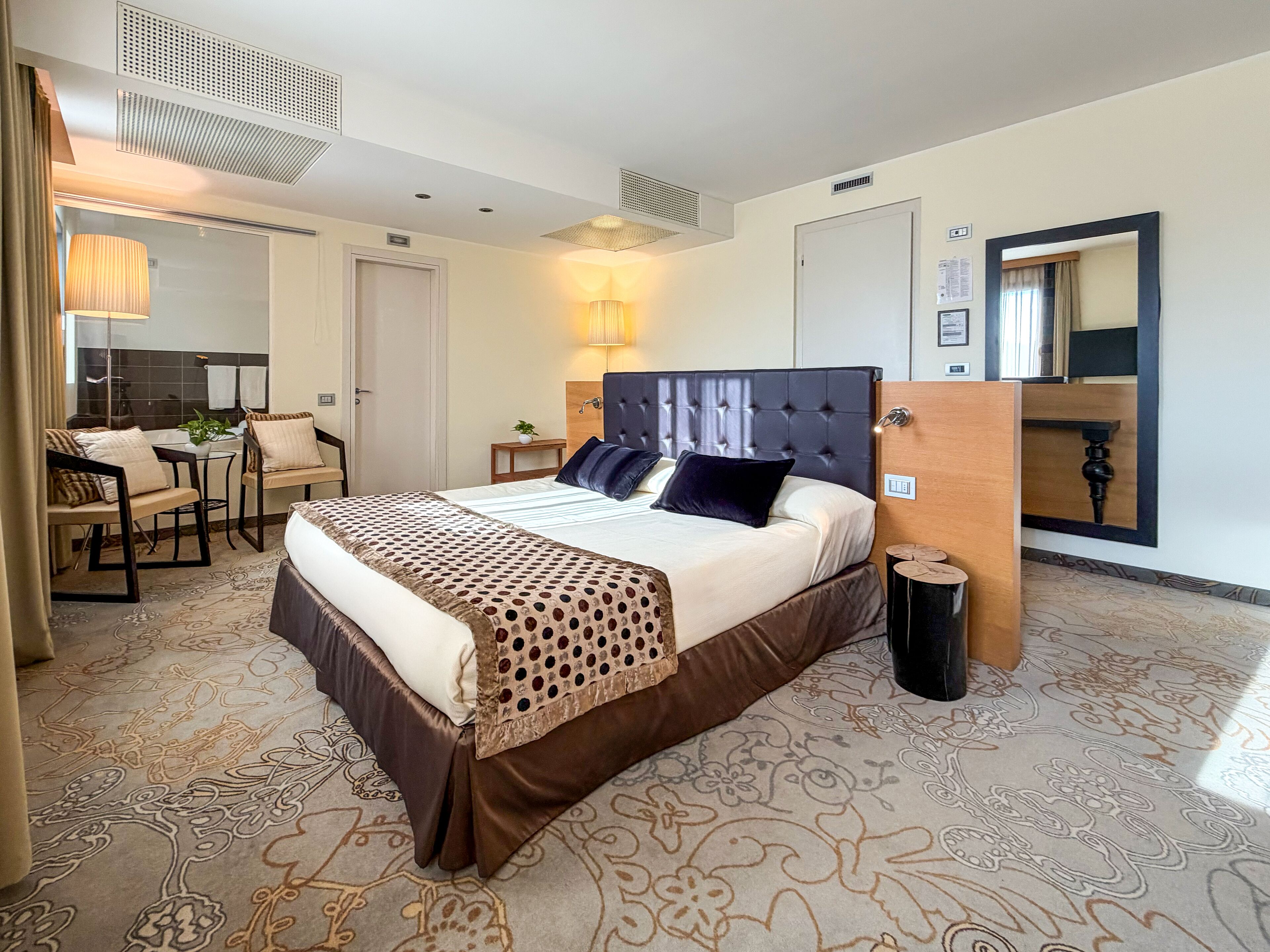 جناح جونيور | 4 عدّة غرف نوم وميني بار وخزنة داخل الغرفة ومكتب