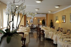 Aperto a colazione e pranzo, cucina italiana, con vista sul giardino 