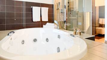 Junior-Suite | Badezimmer | Kostenlose Toilettenartikel, Haartrockner, Hausschuhe, Bidet