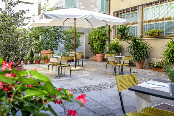 Se ofrece un desayuno bufé (15 EUR por persona)