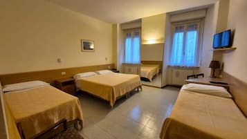 Vierbettzimmer | Hochwertige Bettwaren, Daunenbettdecken, Zimmersafe, Schreibtisch