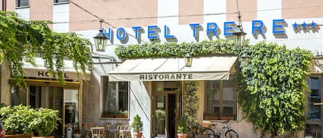 Vista frontal de la propiedad