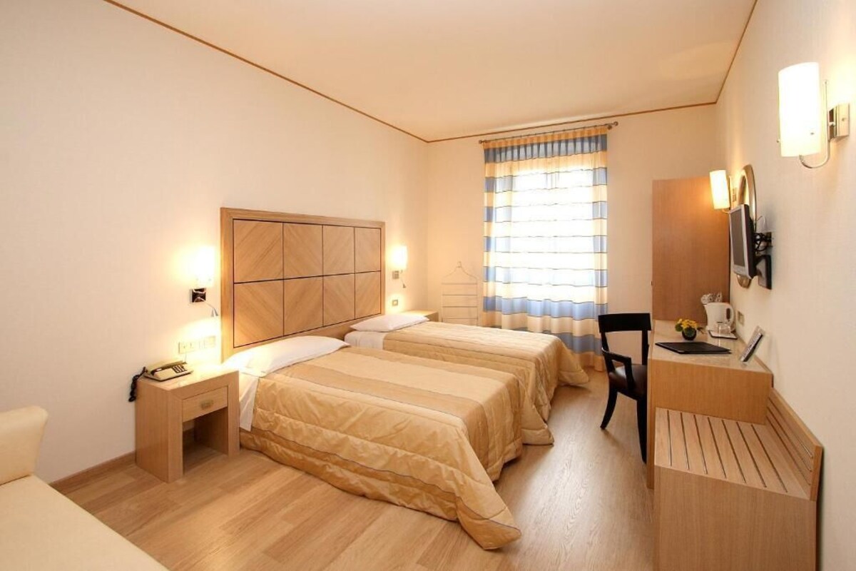 Standard-Zweibettzimmer | Zimmersafe, Schreibtisch, Verdunkelungsvorhänge, schallisolierte Zimmer