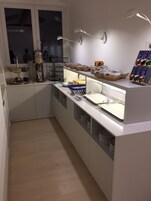 Colazione a buffet, servita tutte le mattine (10 EUR a persona) 
