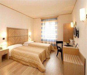 Standard Twin Room | In-room safe, desk, blackout curtains, soundproofing - Hotel Roma (Trieste)