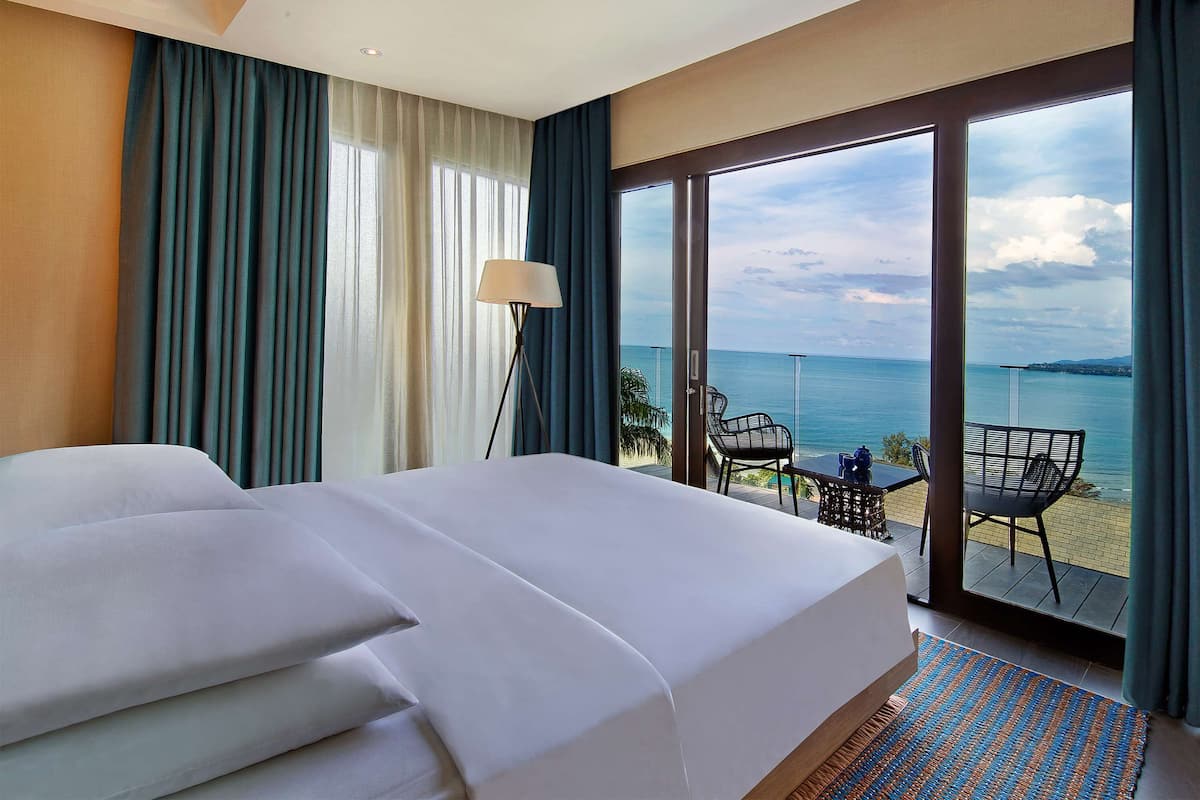 Suite, 1 cama de matrimonio grande, vistas al mar (Hilltop) | 1 dormitorio, minibar, caja fuerte y escritorio