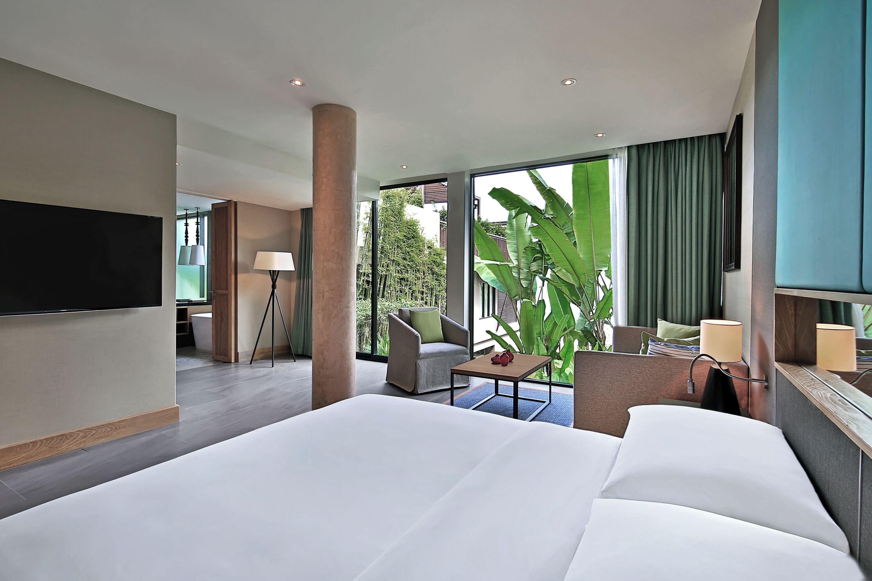 ميني بار وخزنة داخل الغرفة ومكتب ومساحة عمل للكمبيوتر المحمول