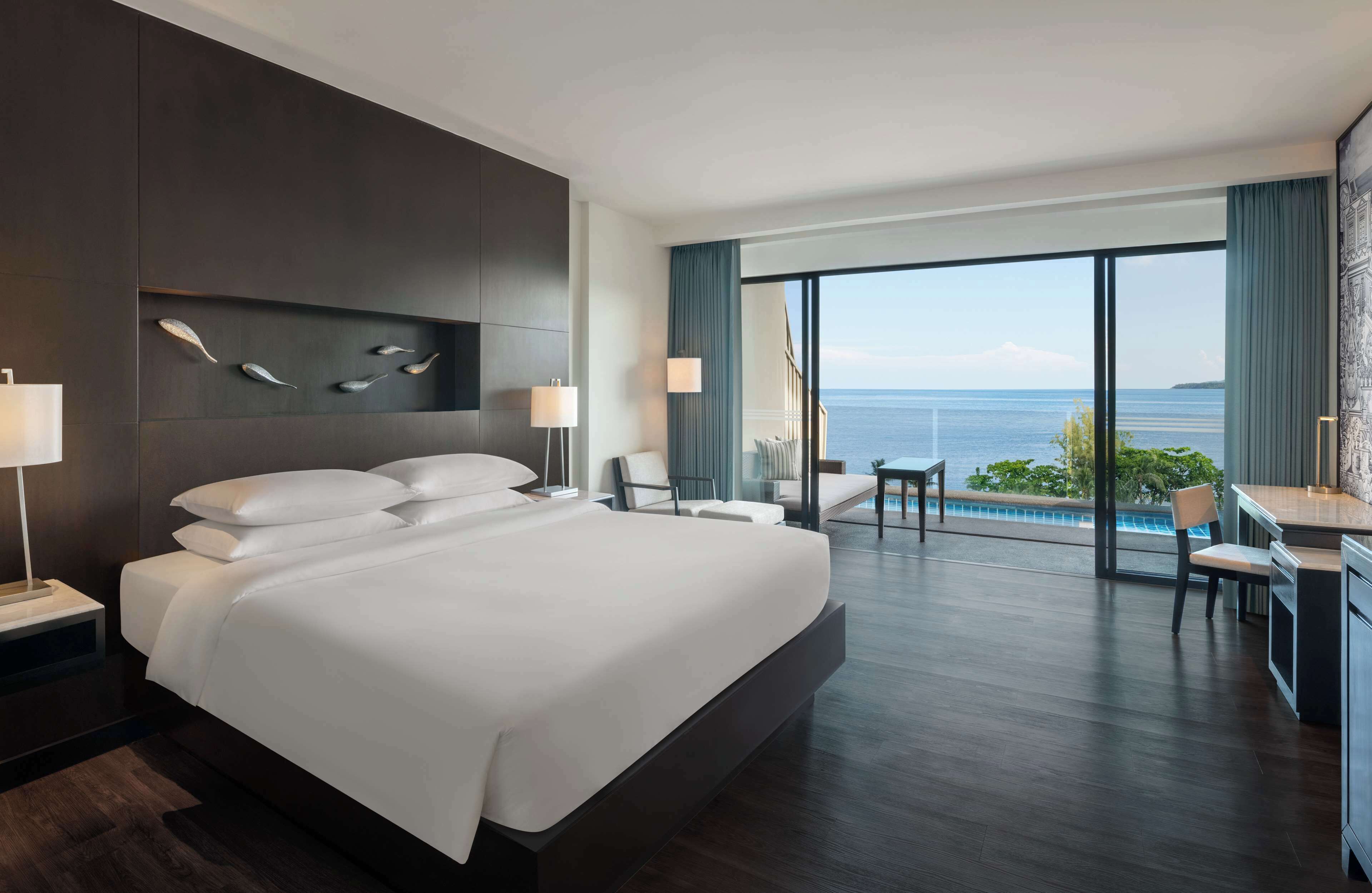 Habitación, 1 cama de matrimonio grande (Plunge Pool) | Minibar, caja fuerte, escritorio y espacio para trabajar con un portátil