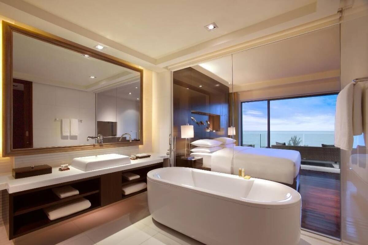 Bathroom | Separate bathtub and shower, deep-soaking bathtub, rainfall showerhead