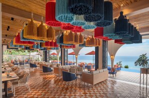 2 restaurantes; se sirven desayunos, almuerzos y cocina internacional 