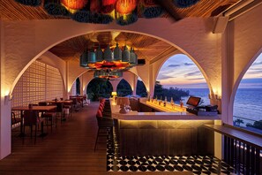 2 间餐厅，供应早餐、午餐和晚餐，国际美食