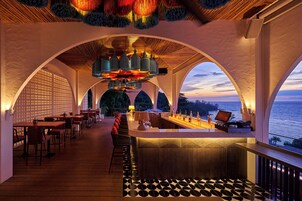 2 restaurants, breakfast, lunch, dinner served; international cuisine