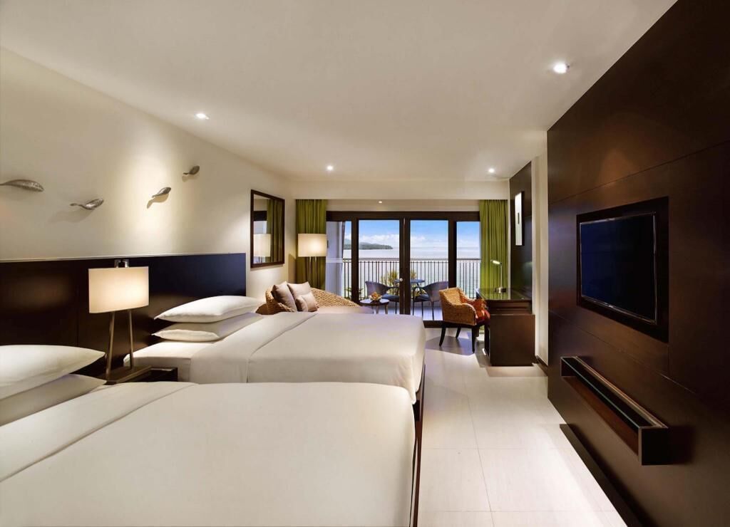 Minibar, in-room safe, desk, laptop workspace