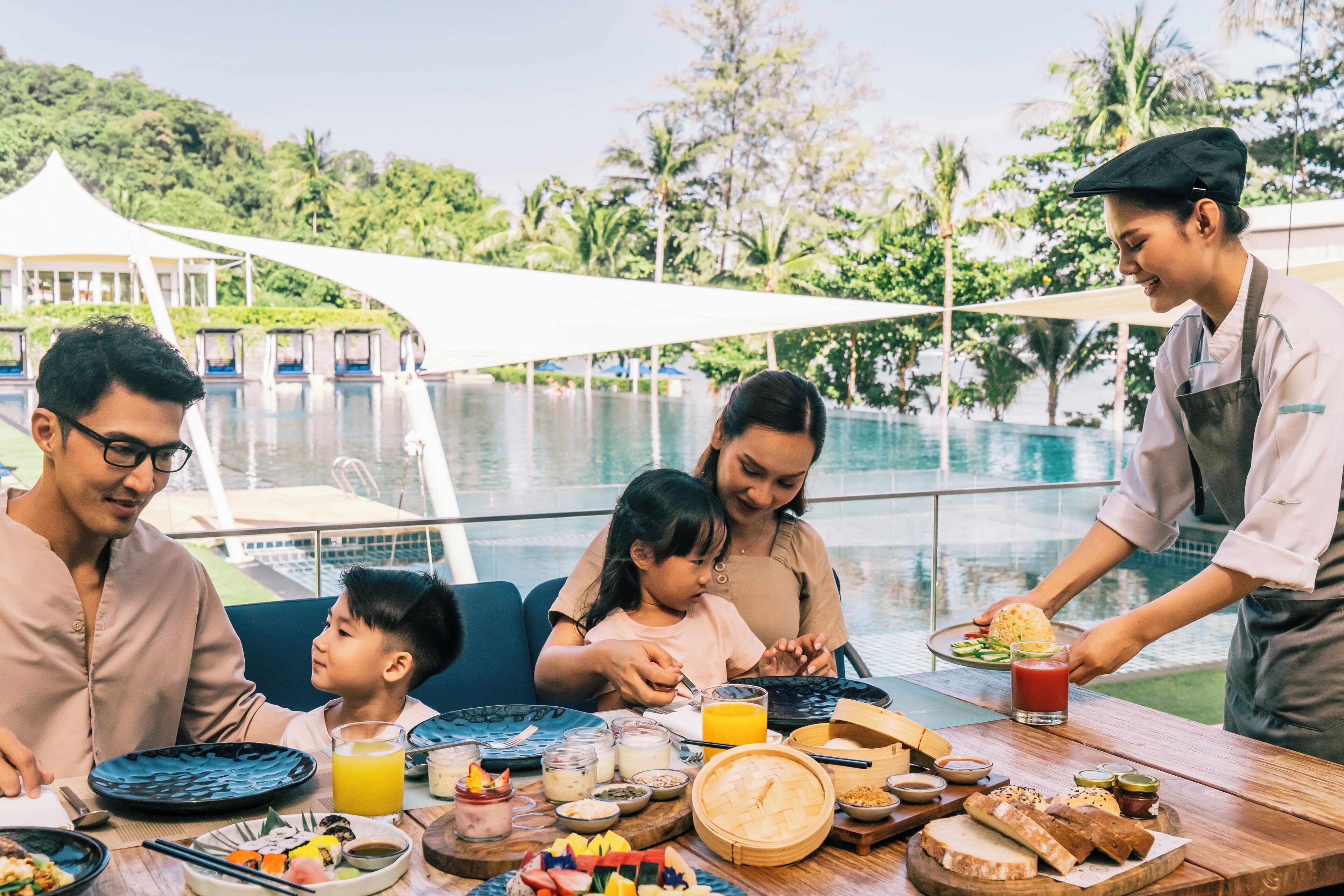 2 restaurantes, se sirven desayunos, comidas y cocina internacional