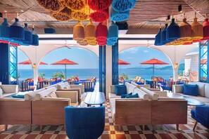 2 间餐厅，供应早餐、午餐和晚餐，国际美食