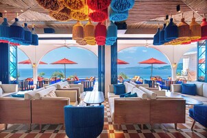 2 restaurants, breakfast, lunch, dinner served; international cuisine