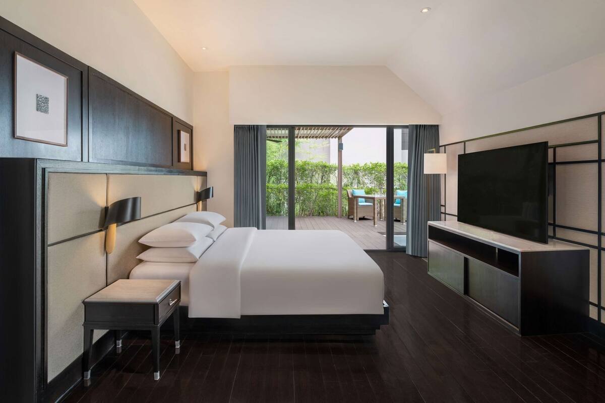 Minibar, in-room safe, desk, laptop workspace