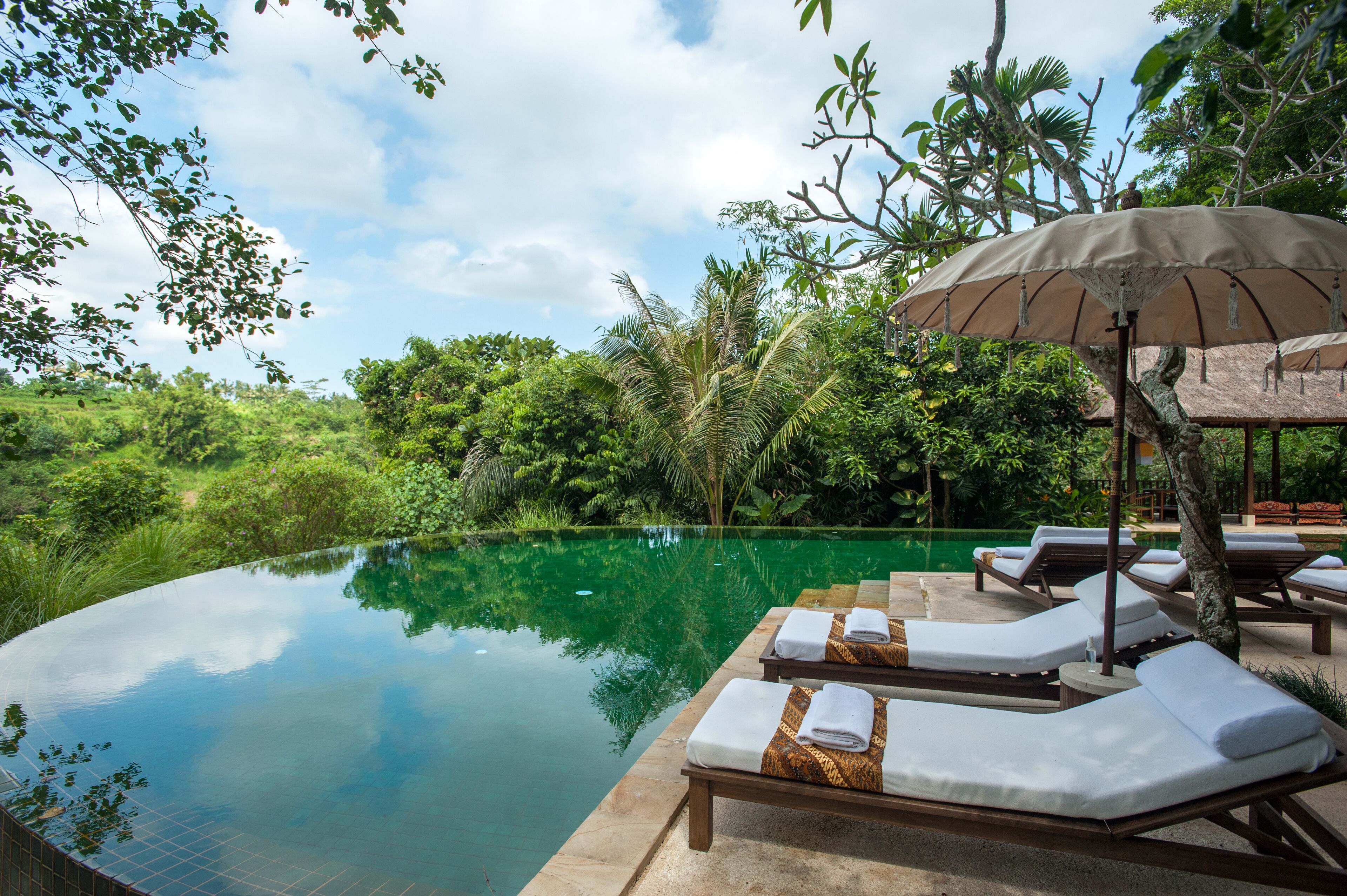 2 utomhuspooler och solstolar