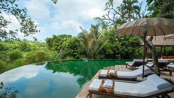 2 outdoor pools, sun loungers