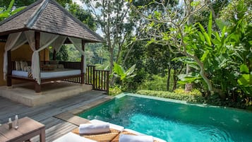 2 outdoor pools, pool loungers