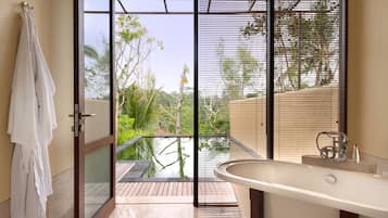 Separate bathtub and shower, free toiletries, hair dryer, bathrobes