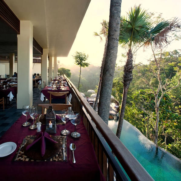 Der serveres morgenmad, frokost, aftensmad og indonesiske retter