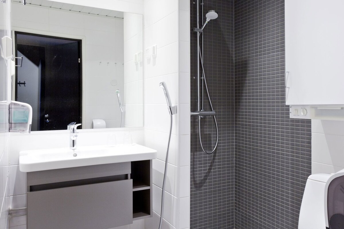 Badezimmer | Dusche, Haartrockner, Bidet, Handtücher
