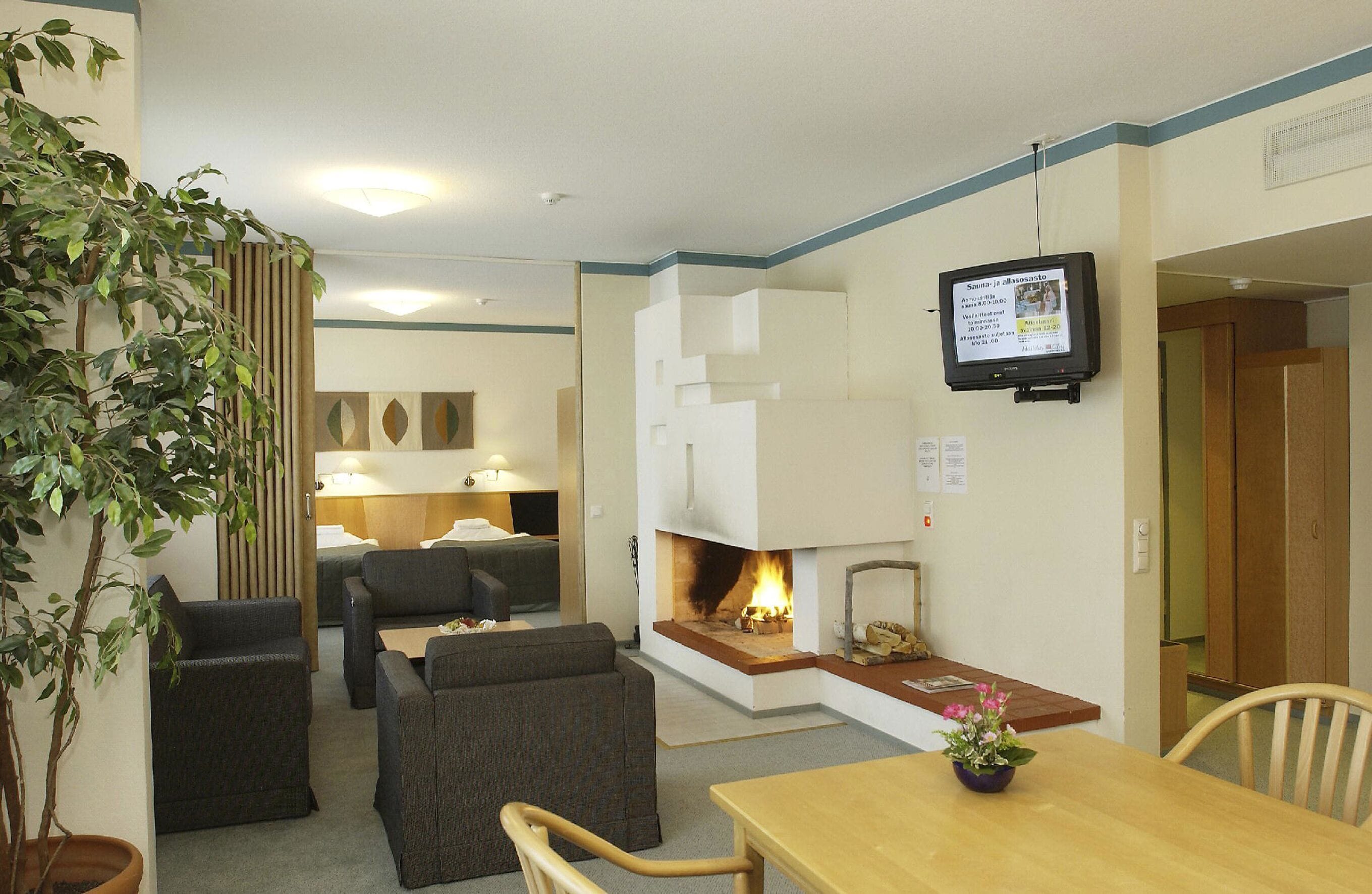 Bureau, rideaux occultants, fer et planche à repasser