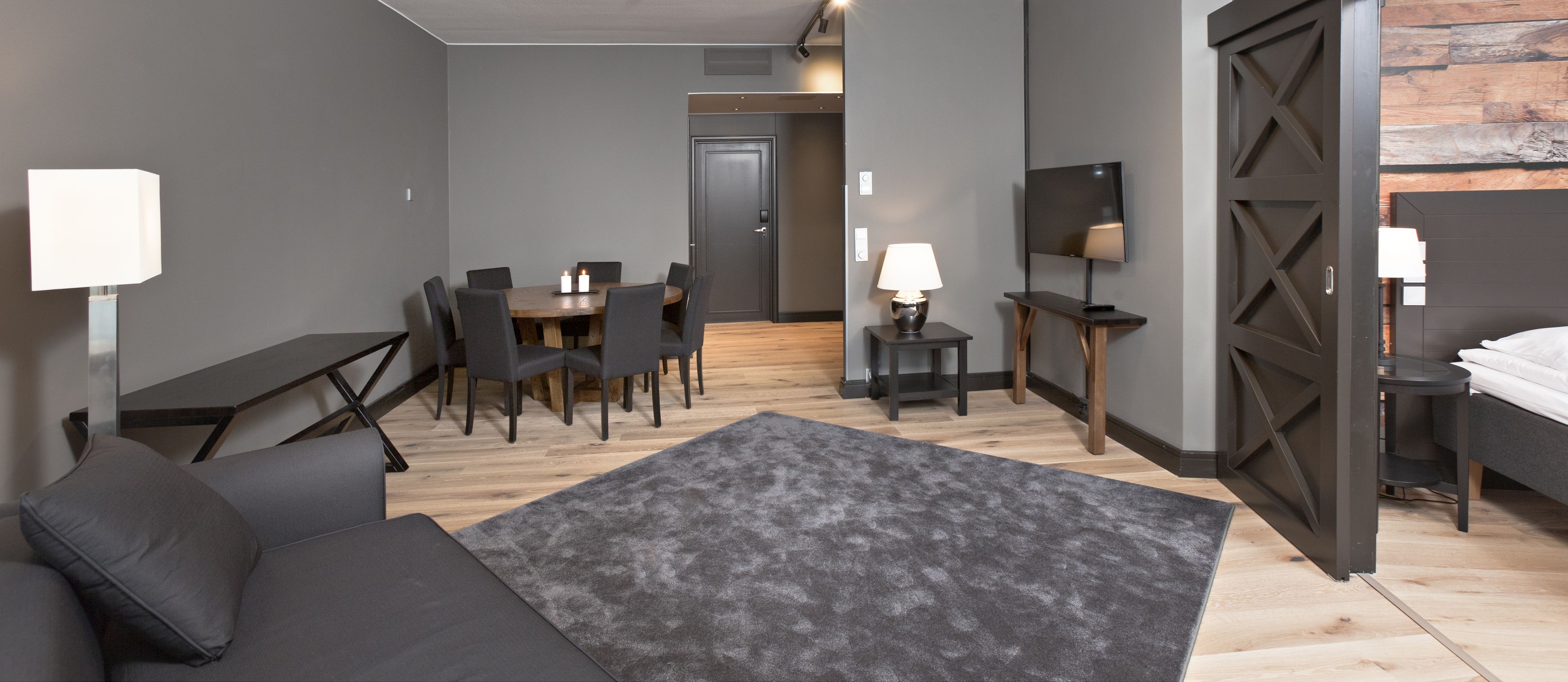 Escritorio, cortinas blackout, tabla de planchar con plancha y cunas 