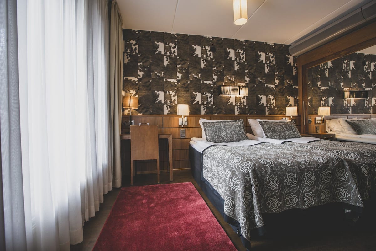 Suite – junior (2 Single Beds) | Safe på rommet, lydisolert, wi-fi (inkludert) og sengetøy
