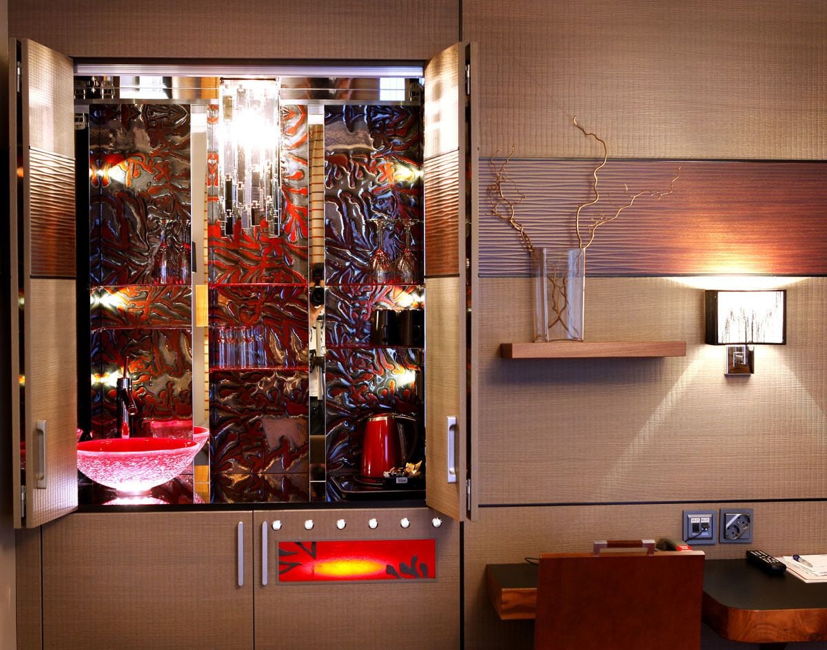 junior suite (2 single beds) | living room | 37-inch flat-screen tv with cable channels