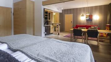 Suite | In-room safe, soundproofing, free WiFi, bed sheets