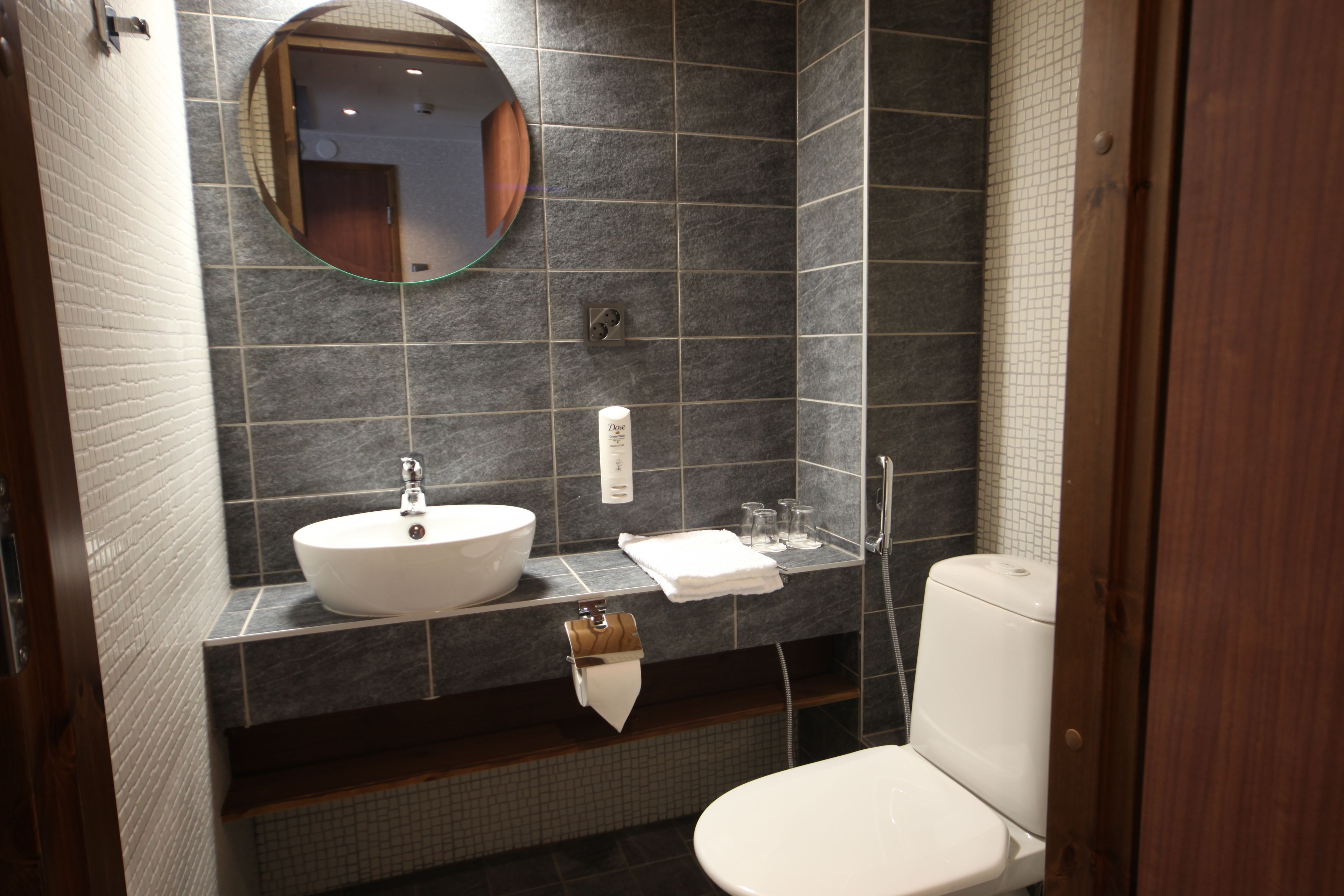 junior suite (2 single beds) | bathroom | shower, hair dryer, bidet, towels