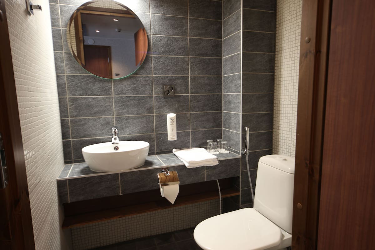 junior suite (2 single beds) | bathroom | shower, hair dryer, bidet, towels