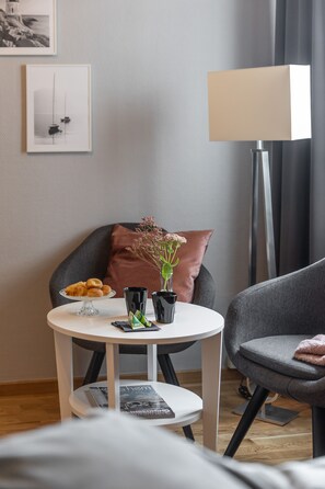 Tomannsrom | Individuelt dekorert, individuelt innredet og skrivebord for bærbar PC