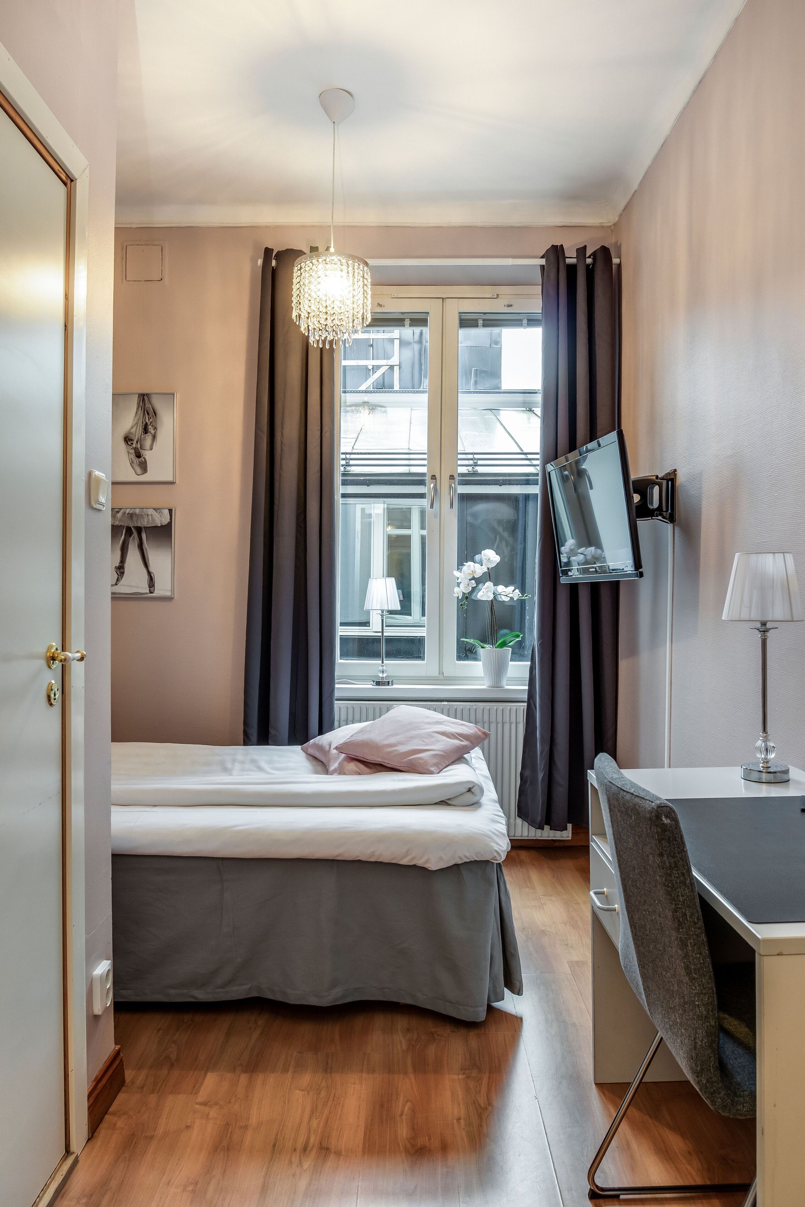 single room | 1 bedroom, individually decorated, individually furnished