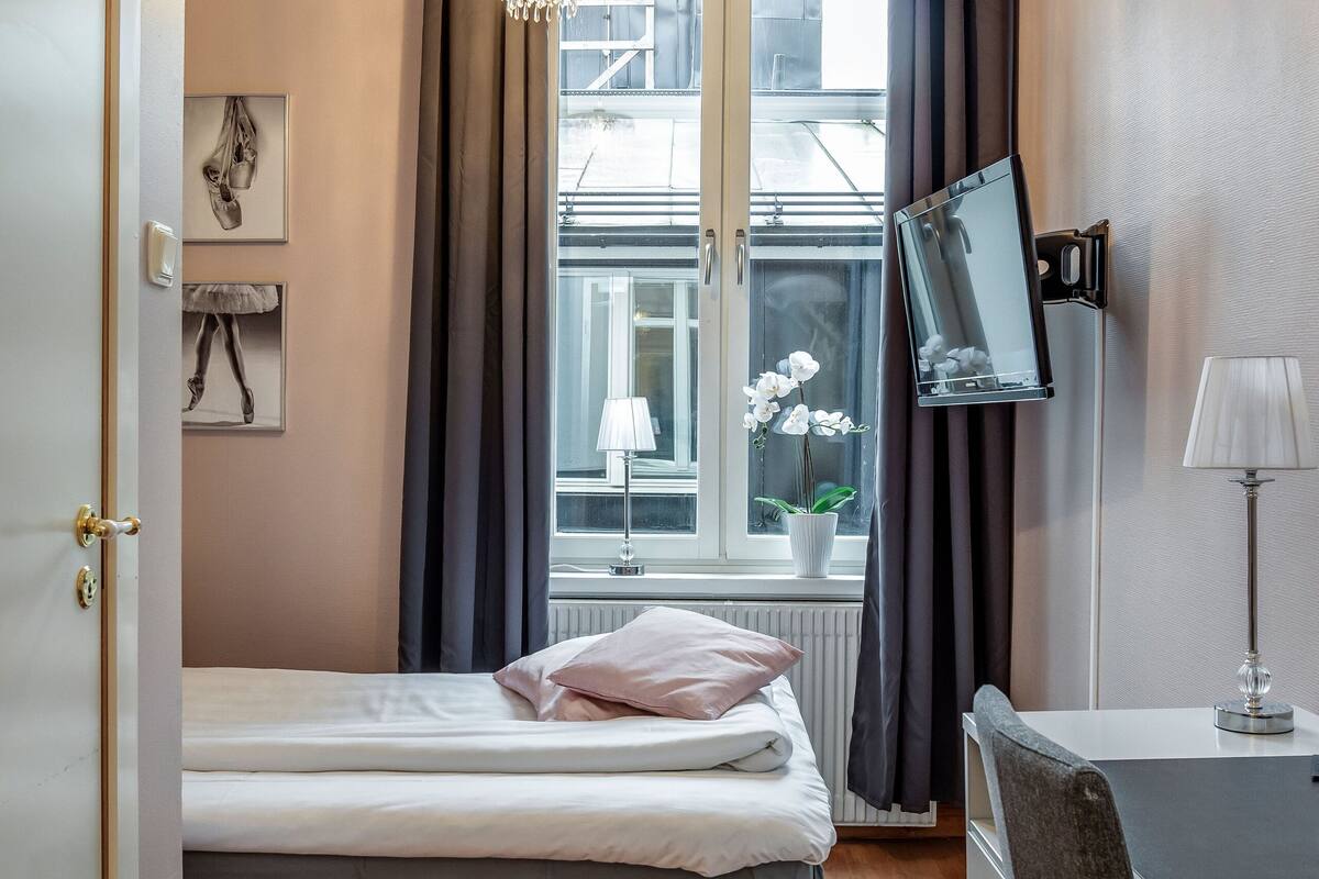 single room | 1 bedroom, individually decorated, individually furnished