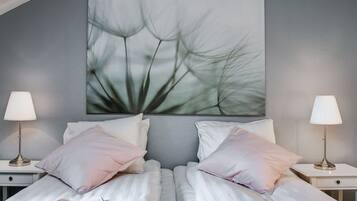 Twin Room | Individually decorated, individually furnished, laptop workspace