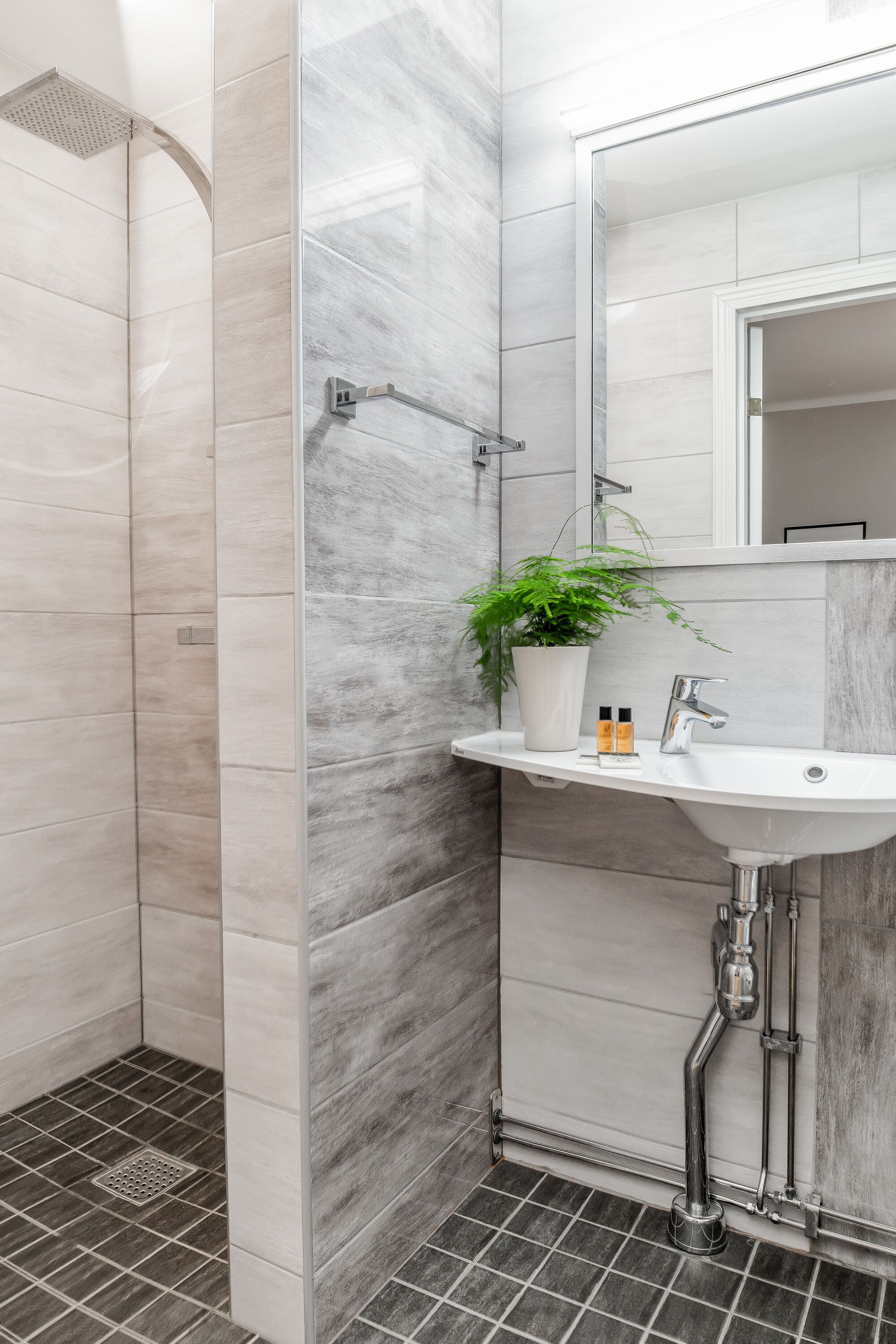 business twin room | bathroom shower