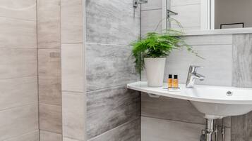 Business Twin Room | Bathroom shower