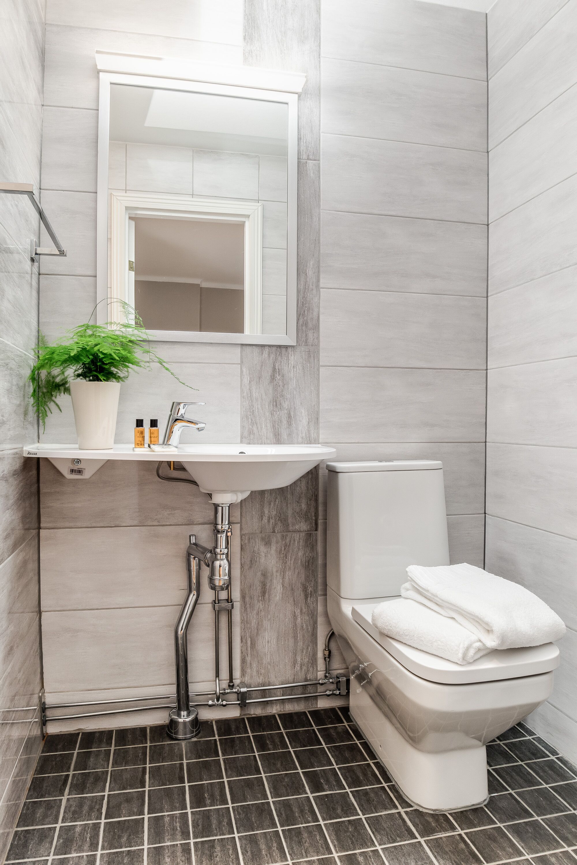 business twin room | bathroom | shower, free toiletries, hair dryer, towels