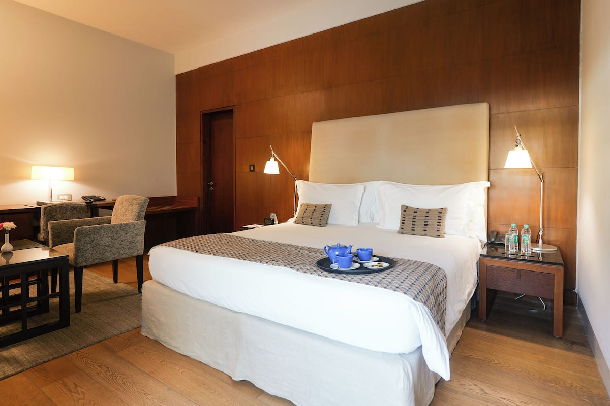 Deluxe Room | Premium bedding, down comforters, memory foam beds, minibar