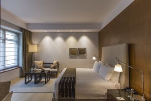 Deluxe-huone | Ylelliset vuodevaatteet, untuvapeitot, memory foam -patjalliset sängyt