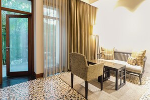 Signature Room | Living area | 32-inch LCD TV with digital channels, TV